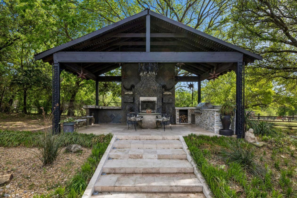 In-Town Luxury Resort Inspired Equestrian Retreat - photo 25