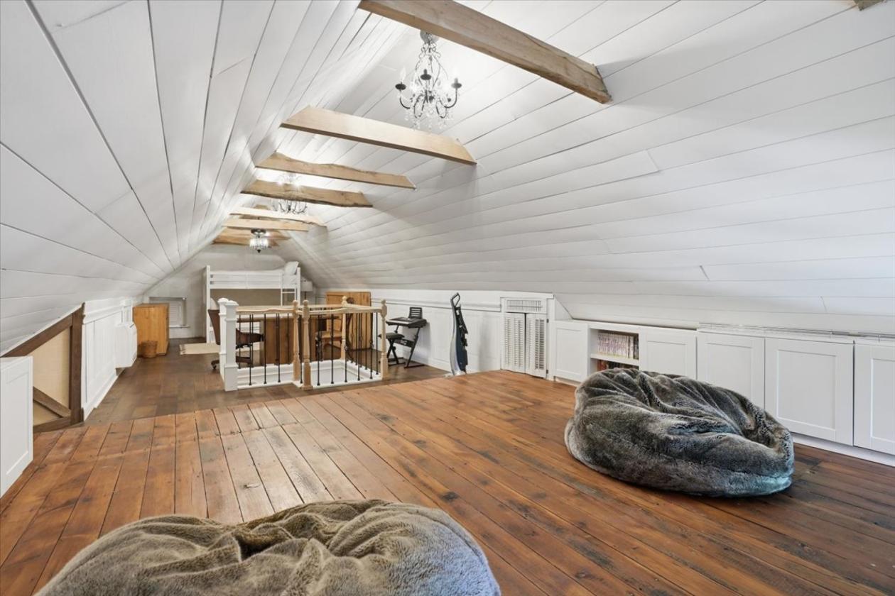Equestrian estate w/ luxury barn & carriage house - photo 18