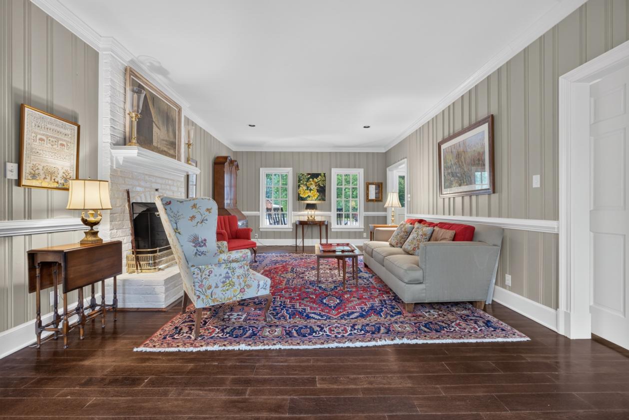LOOKING for a 36 Equestrian Estate w/ guest house? - photo 6