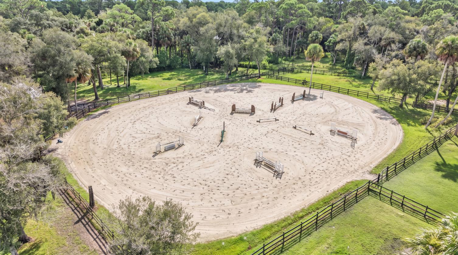For the Horse Professional - 21 stalls/arena/pool - photo 6