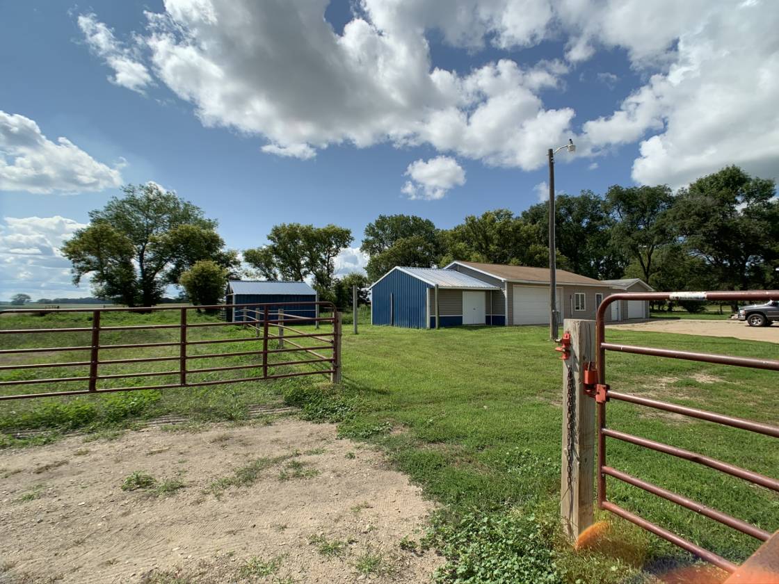 16.34 ACRE HORSE FARM 7000 SQ FT COVERALL BARN &... Watertown
