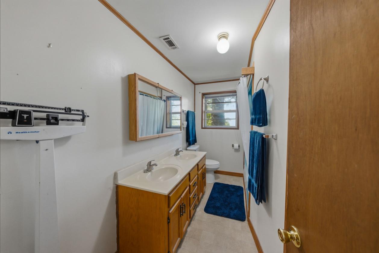 Horse property with mountain views! - photo 13