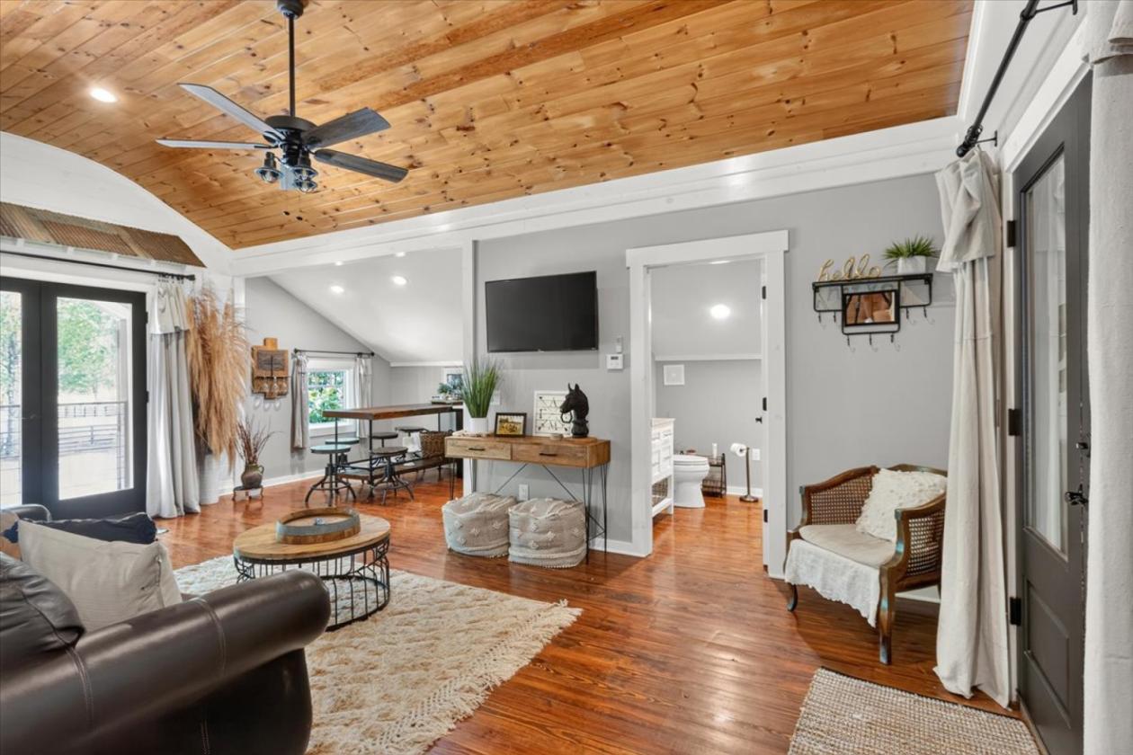 Luxury equestrian estate with 2 guest quarters - photo 19