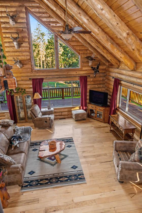 Stunning Log Home on 38.7 ac w/ barn & round pen - photo 4