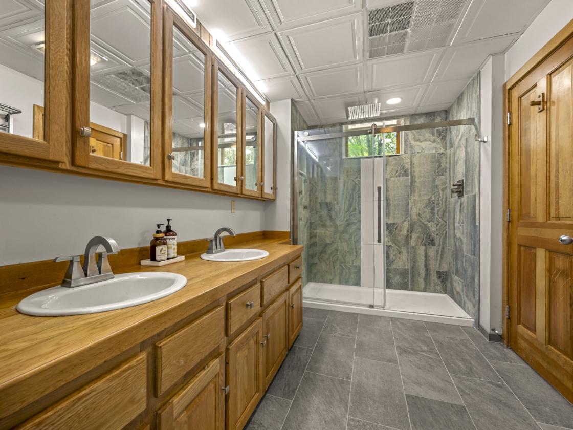 Luxury Horse Farm | 29 Stalls | Indoor Arena - photo 9