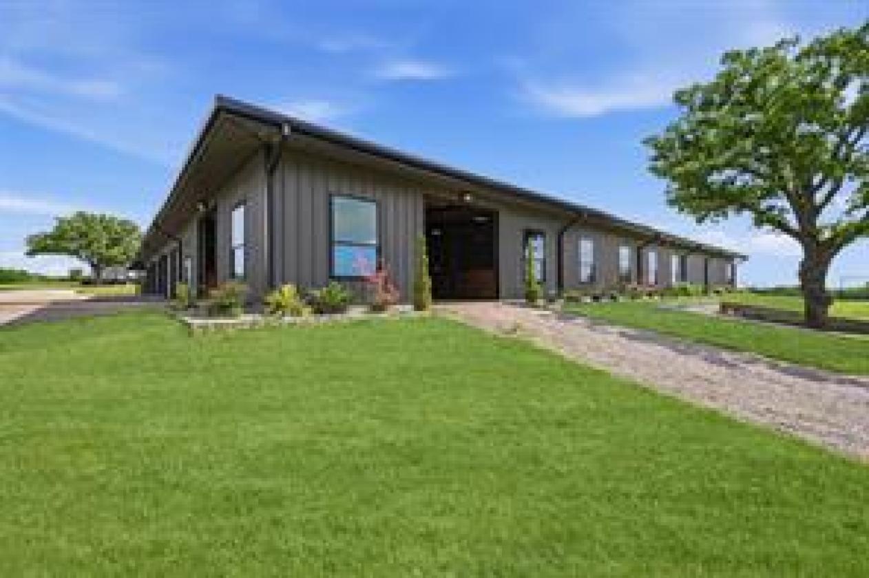 Exceptional Turn Key Equestrian Facility - photo 7