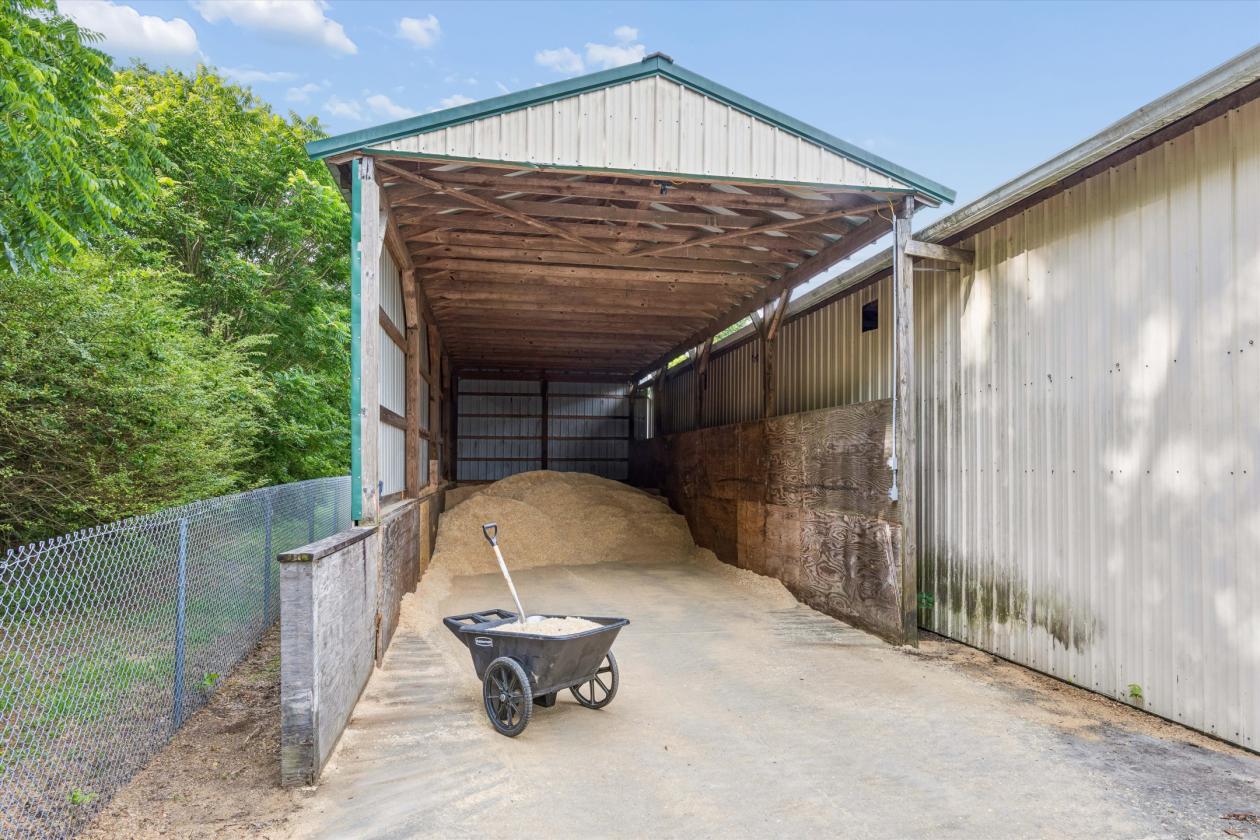 Cedar Valley Farms Indoor arena, 37 stalls, 40 acres - photo 17