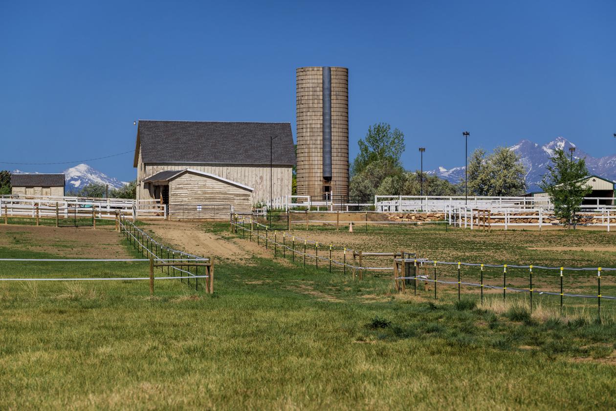 Well-situated Equine property with Frontrange view - photo 9