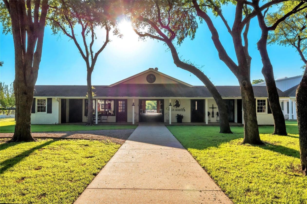 Luxury Equestrian Estate with Arena on 80.54 acres - photo 3