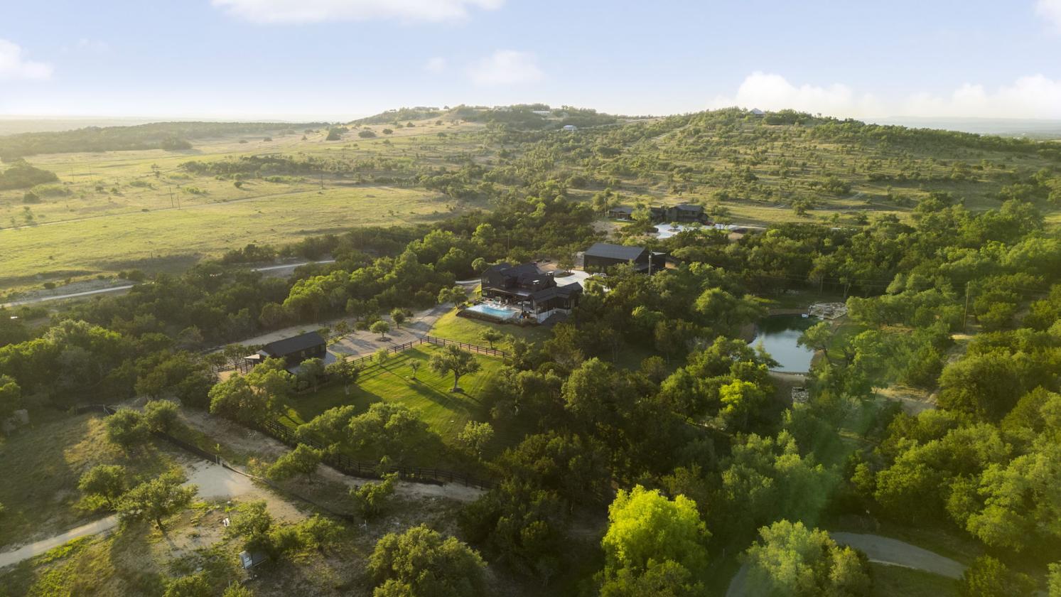 Luxe Estate w/State of the Art Horse Barn, Pond - photo 2