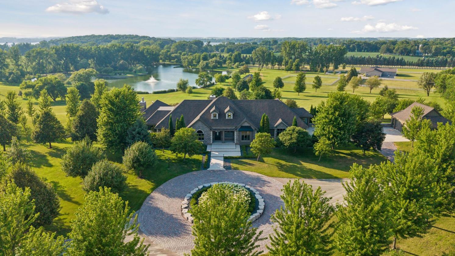 Calonett: 75-Acre Horse Estate - photo 1