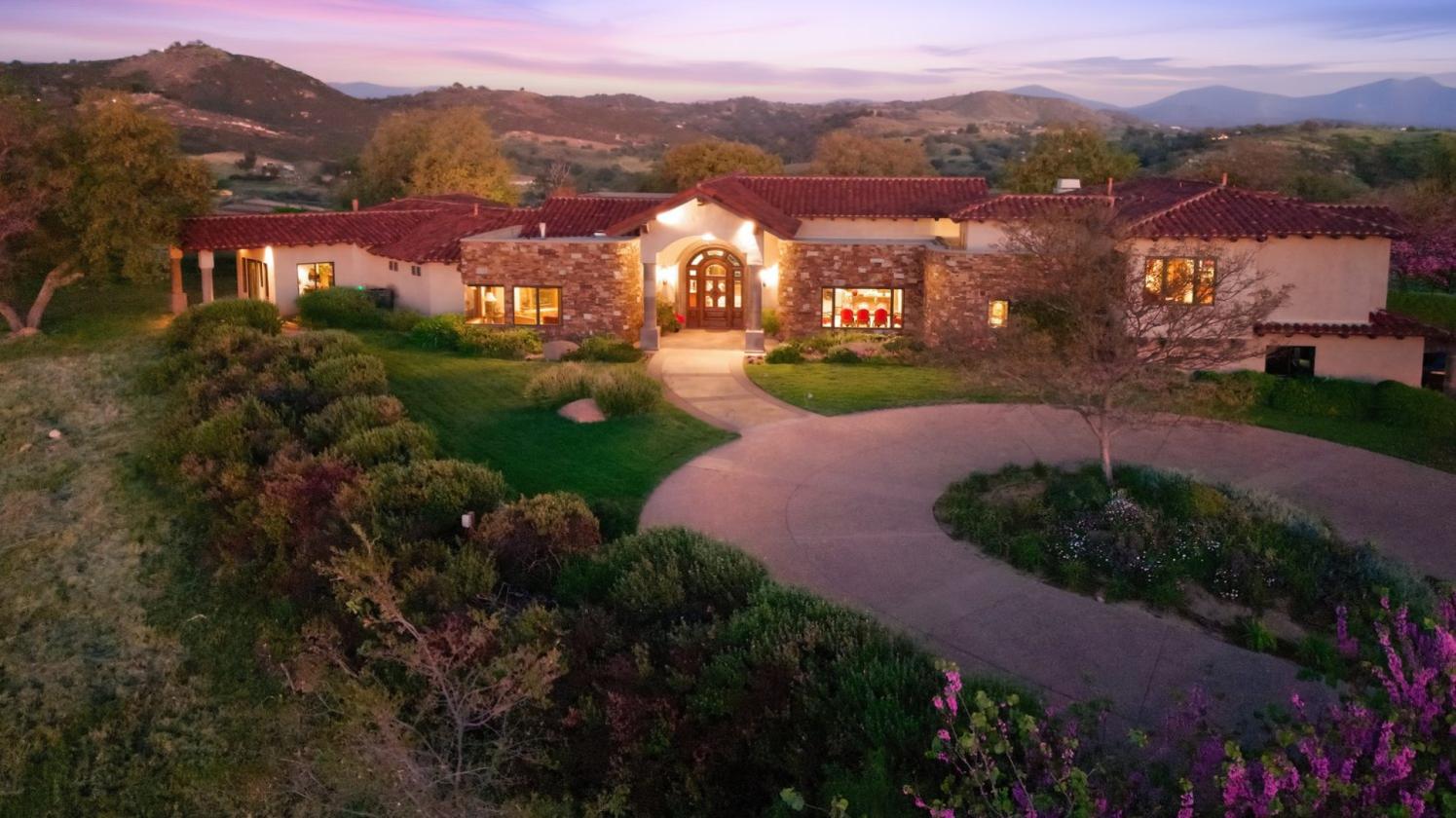 Luxury Equestrian Estate, Resort home, 352 Acres - photo 3