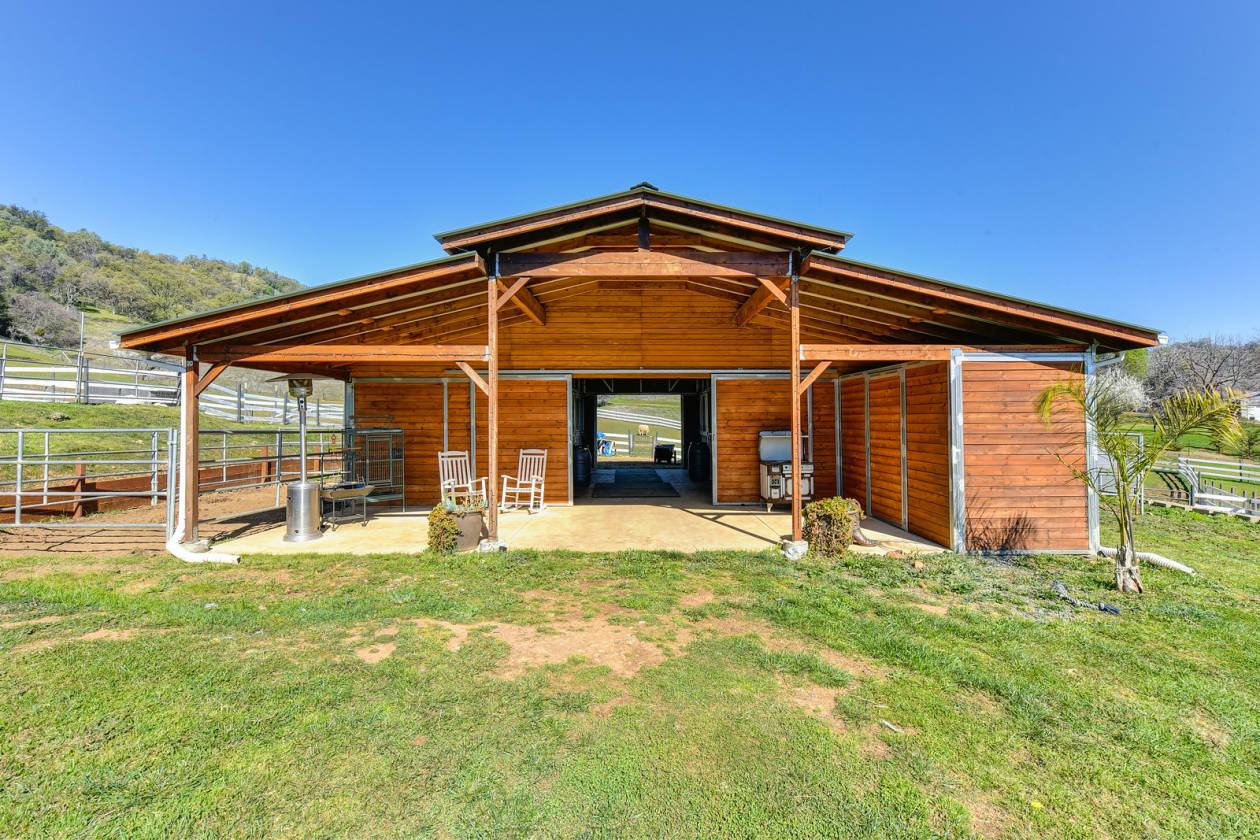 HORSE RANCH WITH SPECTACULAR MOUNTAIN VIEWS Browns Valley, Yuba