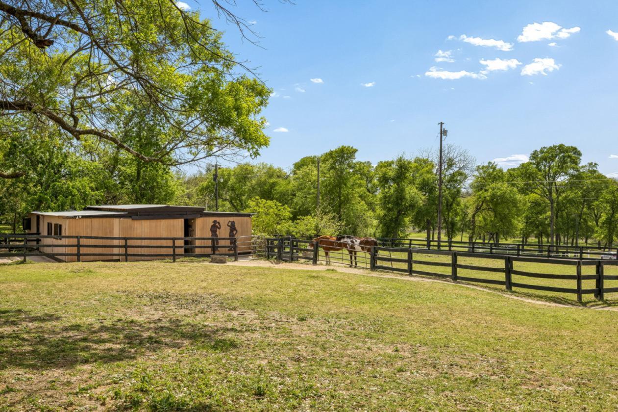 In-Town Luxury Resort Inspired Equestrian Retreat - photo 28