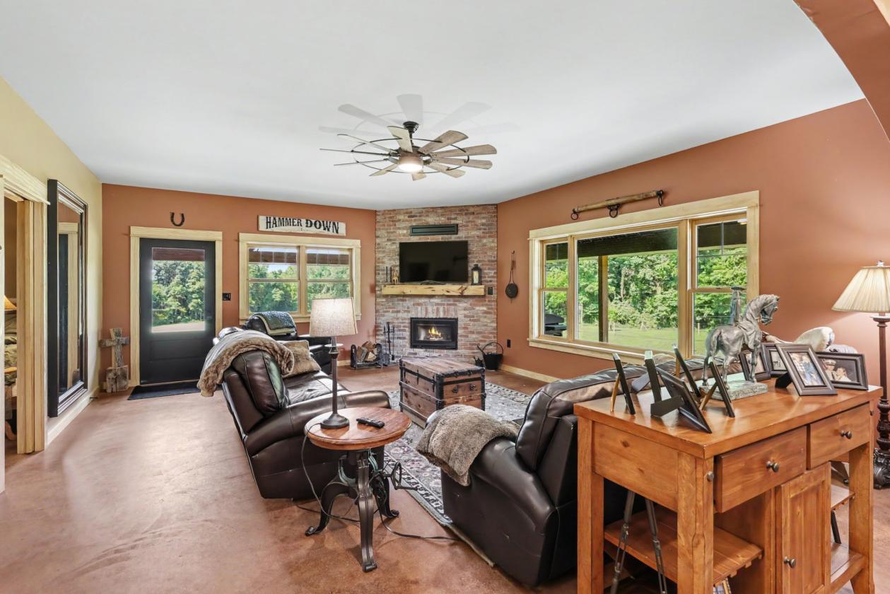 Gorgeous home with equestrian amenities - photo 18