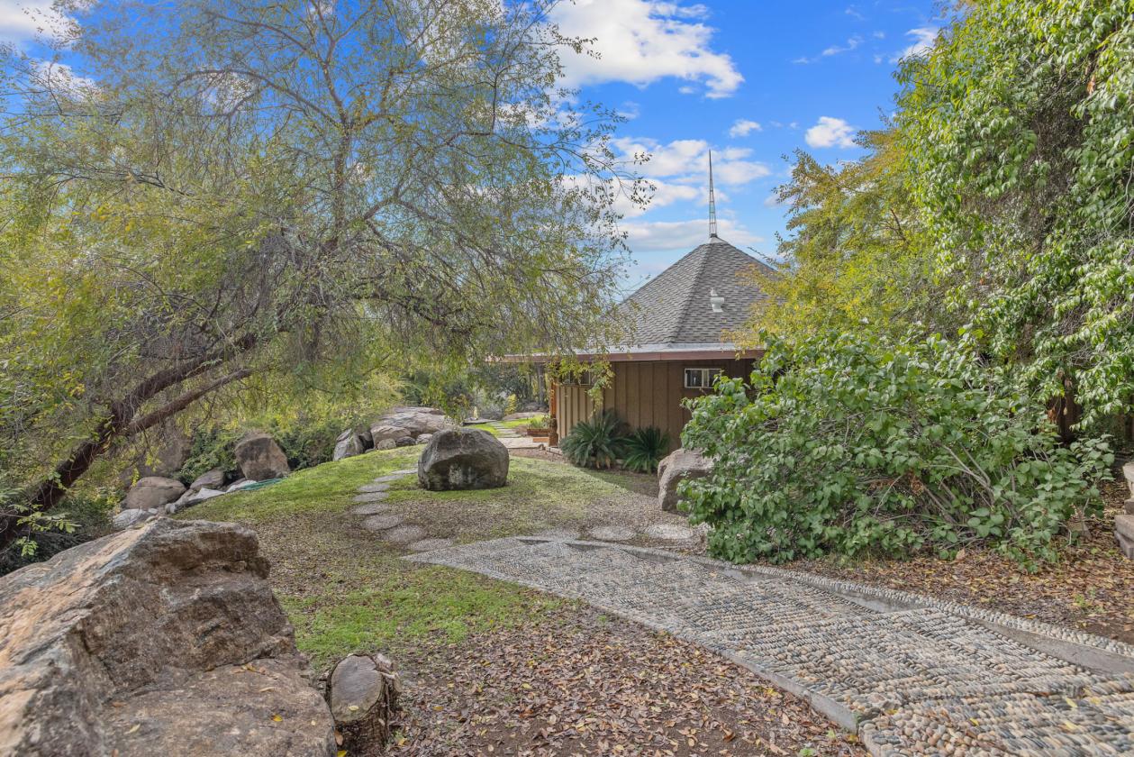 200 acres, two Harry Gesner homes, foothills - photo 21
