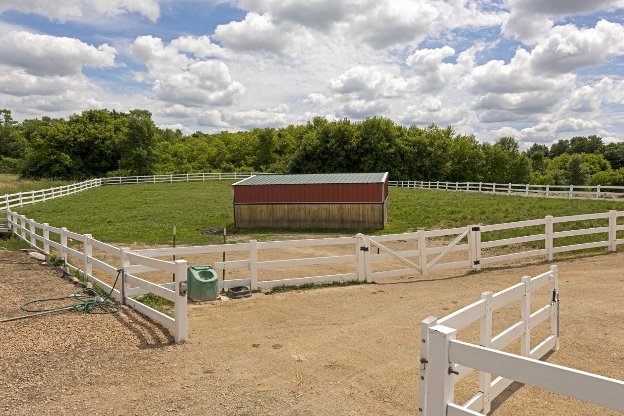 Luxury home w/ Lakeviews and Horse Barn, Arena, Pasture30 min