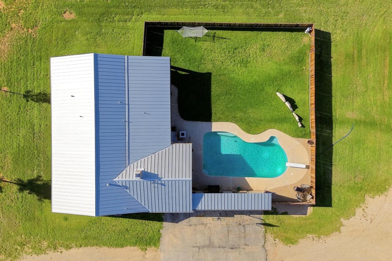 West Texas paradise with pool, barn & arena! - photo 6
