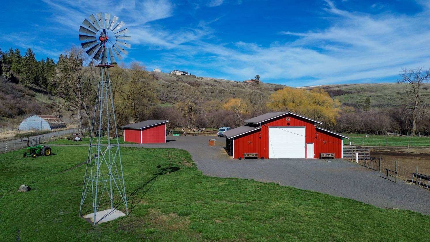 Beautiful homestead on 28 acres - photo 14