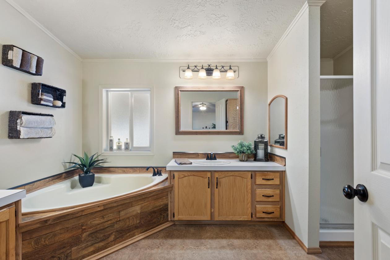 Experience True Country Living on This S. Oregon Estate - photo 14