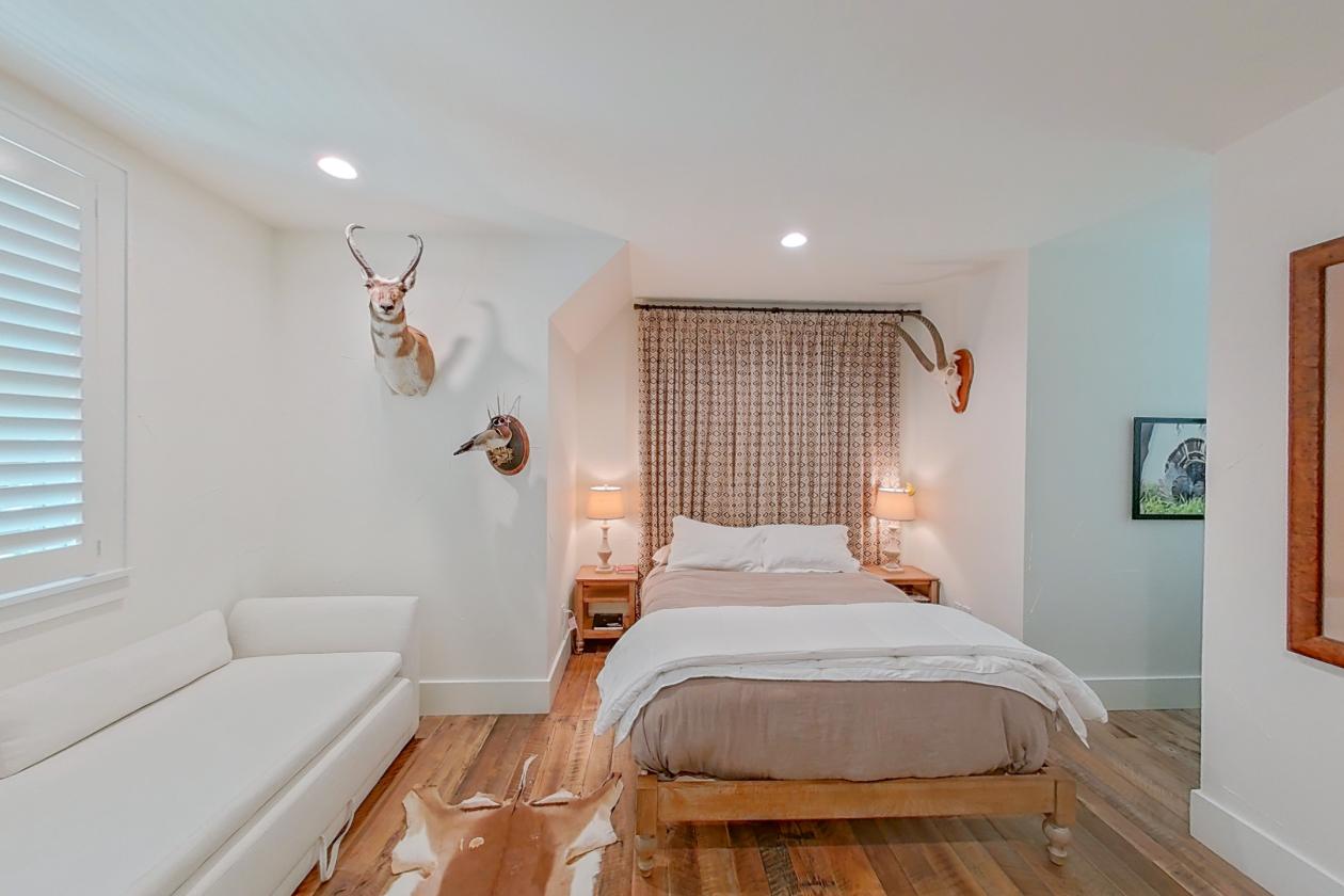 ONE-OF-A-KIND HOME IN EQUESTRIAN COMMUNITY - photo 18
