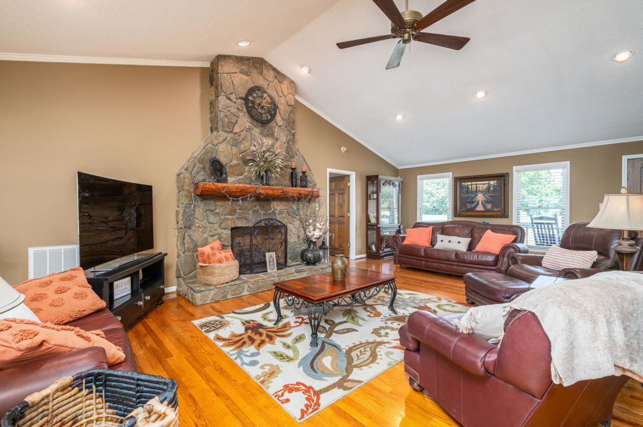 25-acre estate with river frontage and barn - photo 3