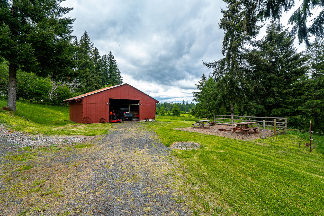 HUGE home, 7 acres of pasture, and mountain views! Winlock, Lewis