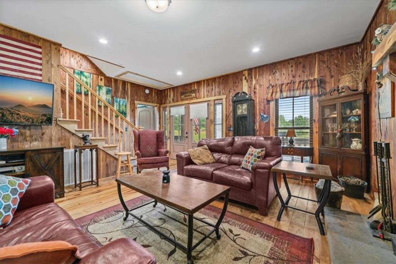 Farmhouse with Southern Hospitality & Open Pastures - photo 5