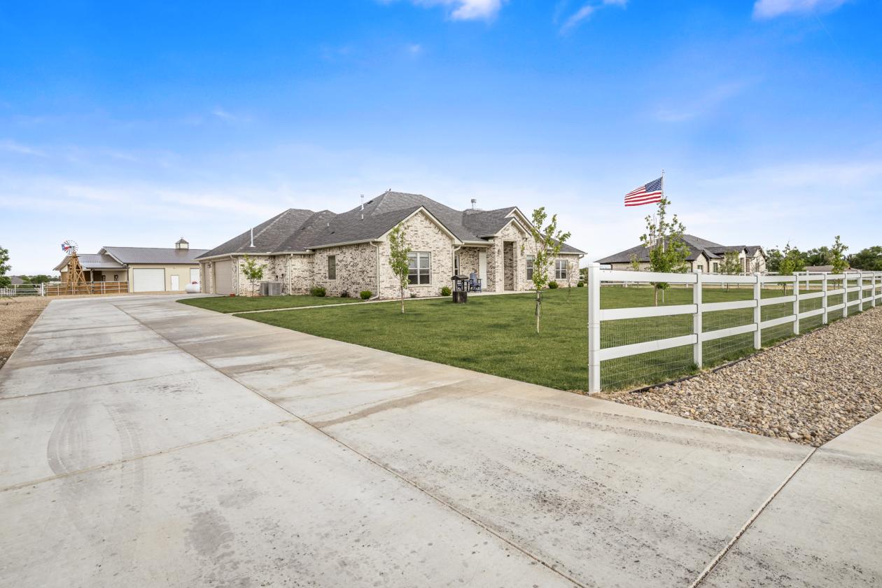 Beautiful Horse Property with a Pool! - photo 1