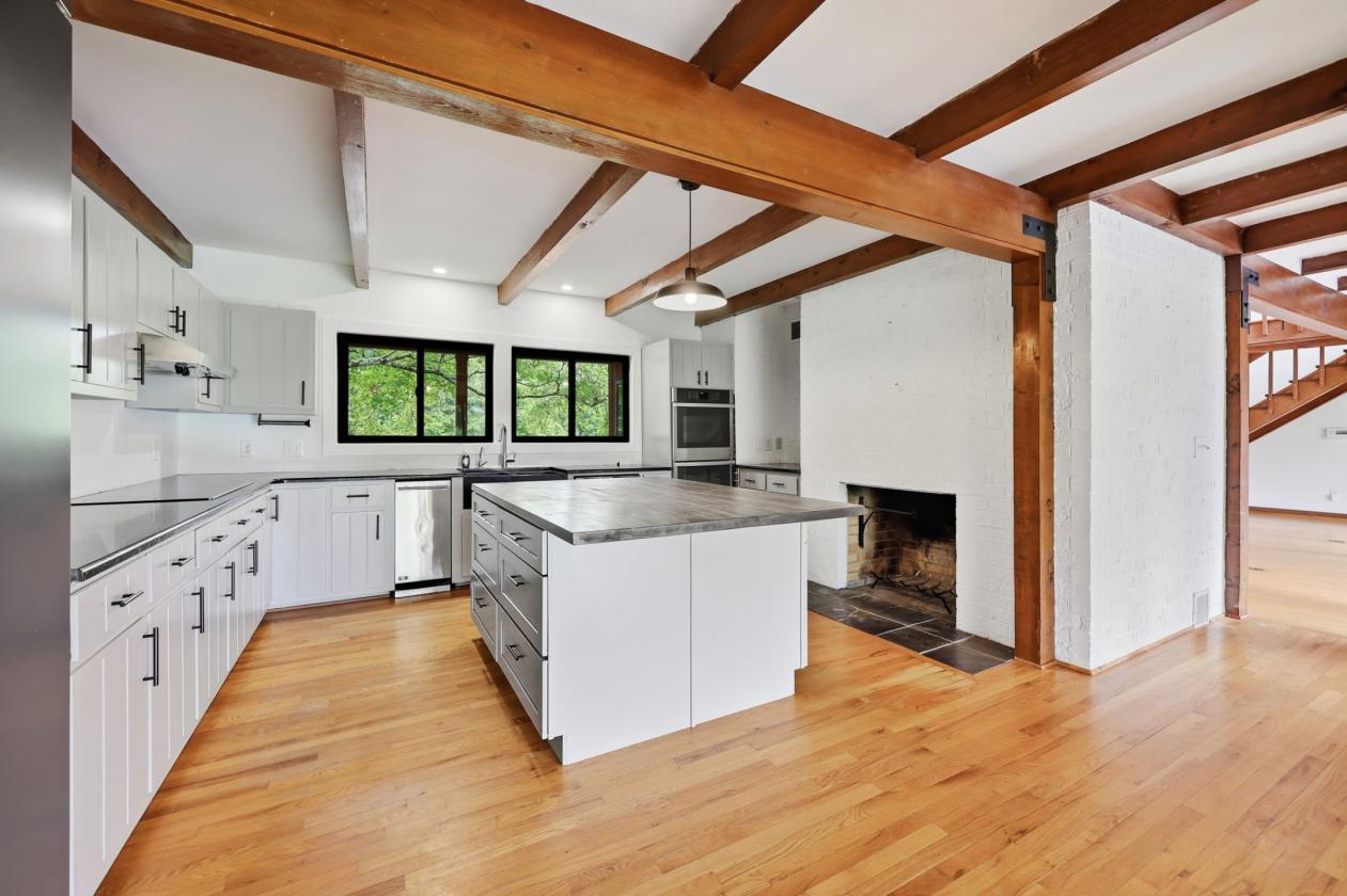Grand Modern Farmhouse & Barn on almost 30 acres - photo 15