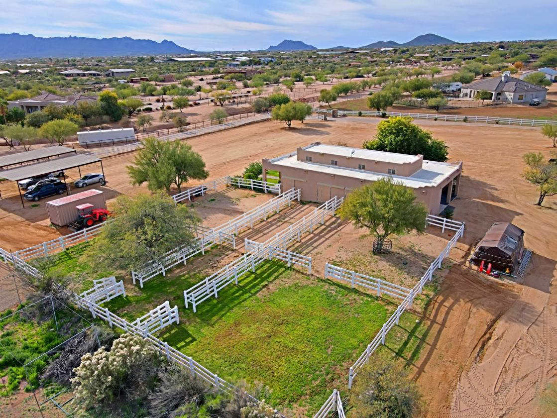 Exceptional 5 Acre Estate with a Designer Barn - photo 5