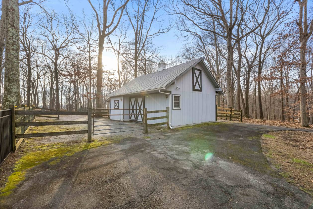 *MAJESTIC EQUESTRIAN PROPERTY WITH 3 STALL CENTER AISLE BARN w