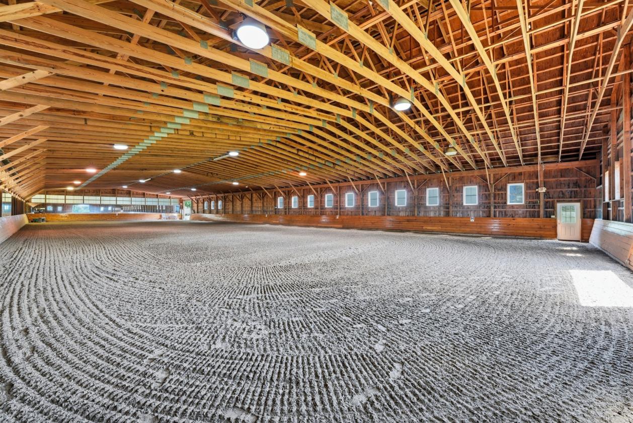 Horse farm with indoor arena & distant views - photo 22