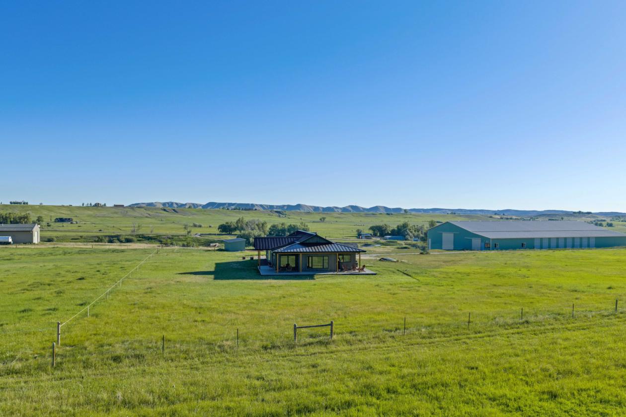 Exceptional horse property with beautiful views - photo 1