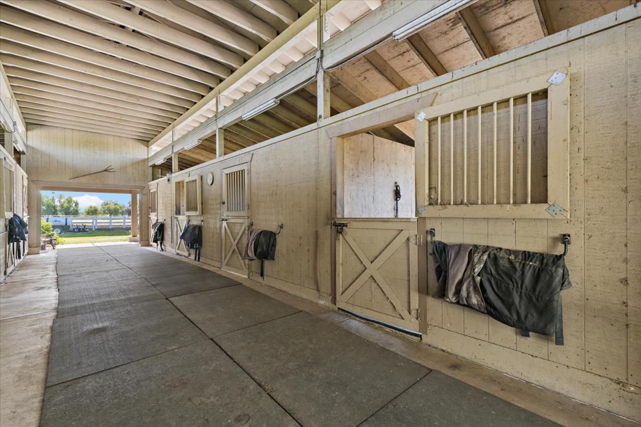 Spectacular, Private Horse Facility - photo 4