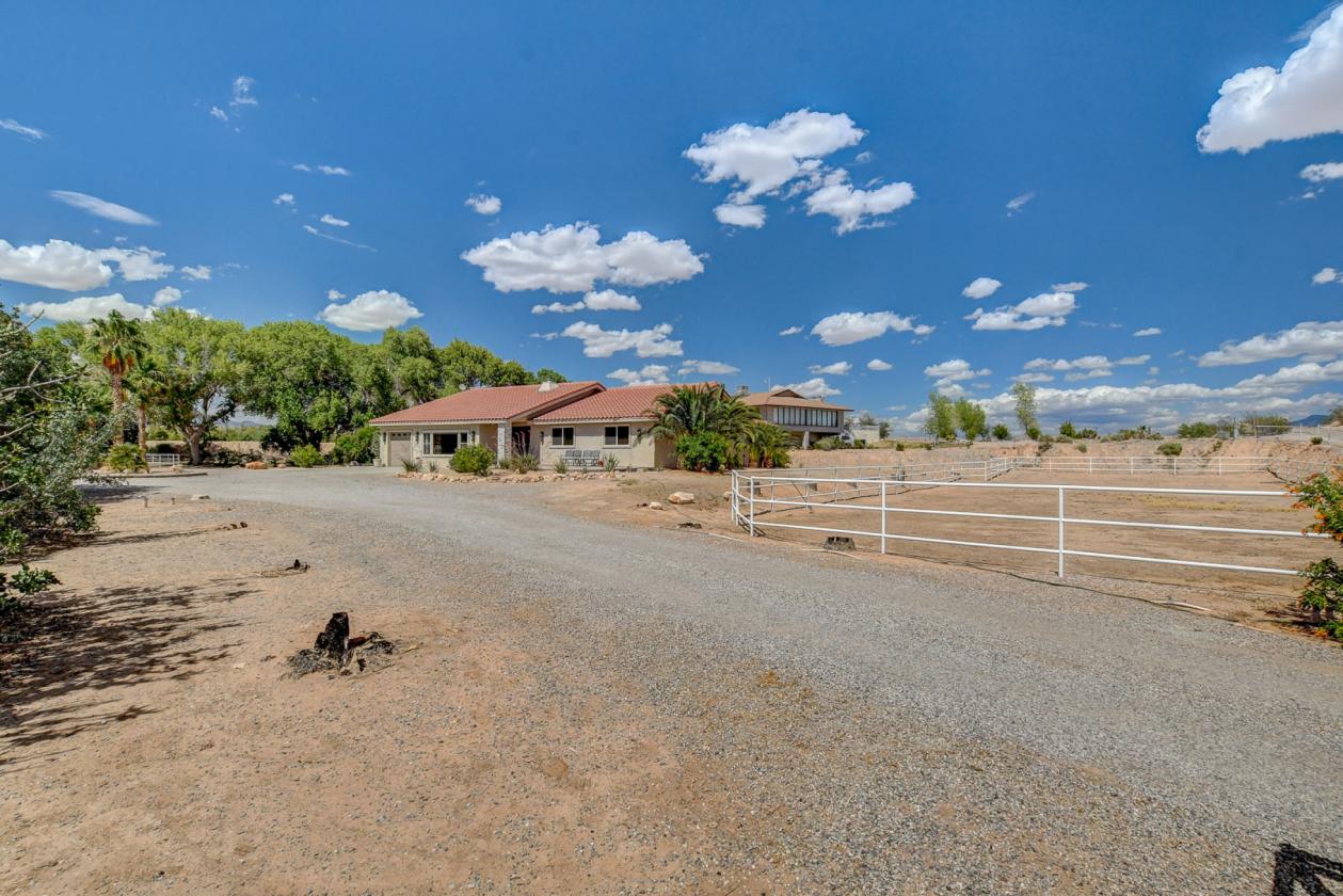 Custom Home, 2 Arenas, Barn, Orchard, WATER RIGHTS - photo 3