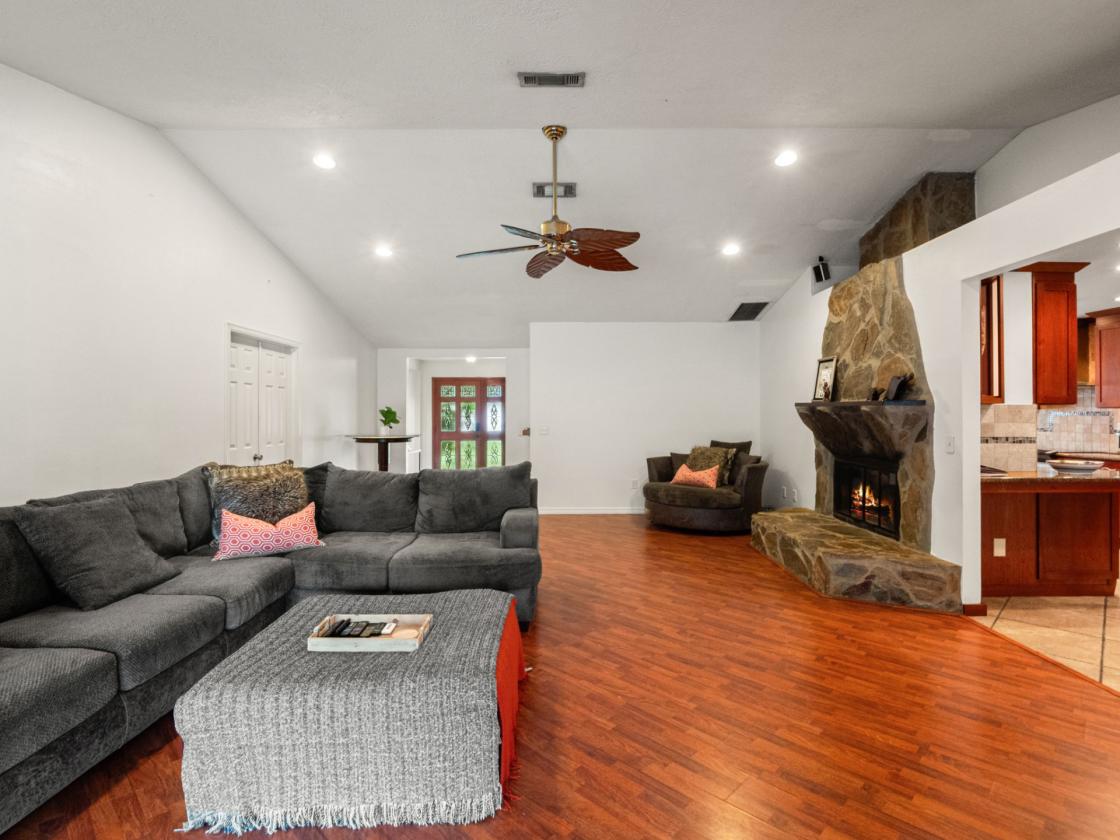 2.5 Acre Retreat with Guest House & Workshop - photo 13