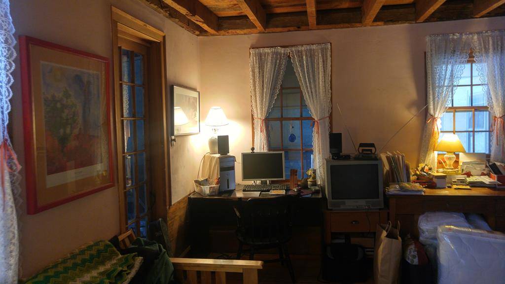 Classic antique centerchimney cape with large 2story, 3 stall barn