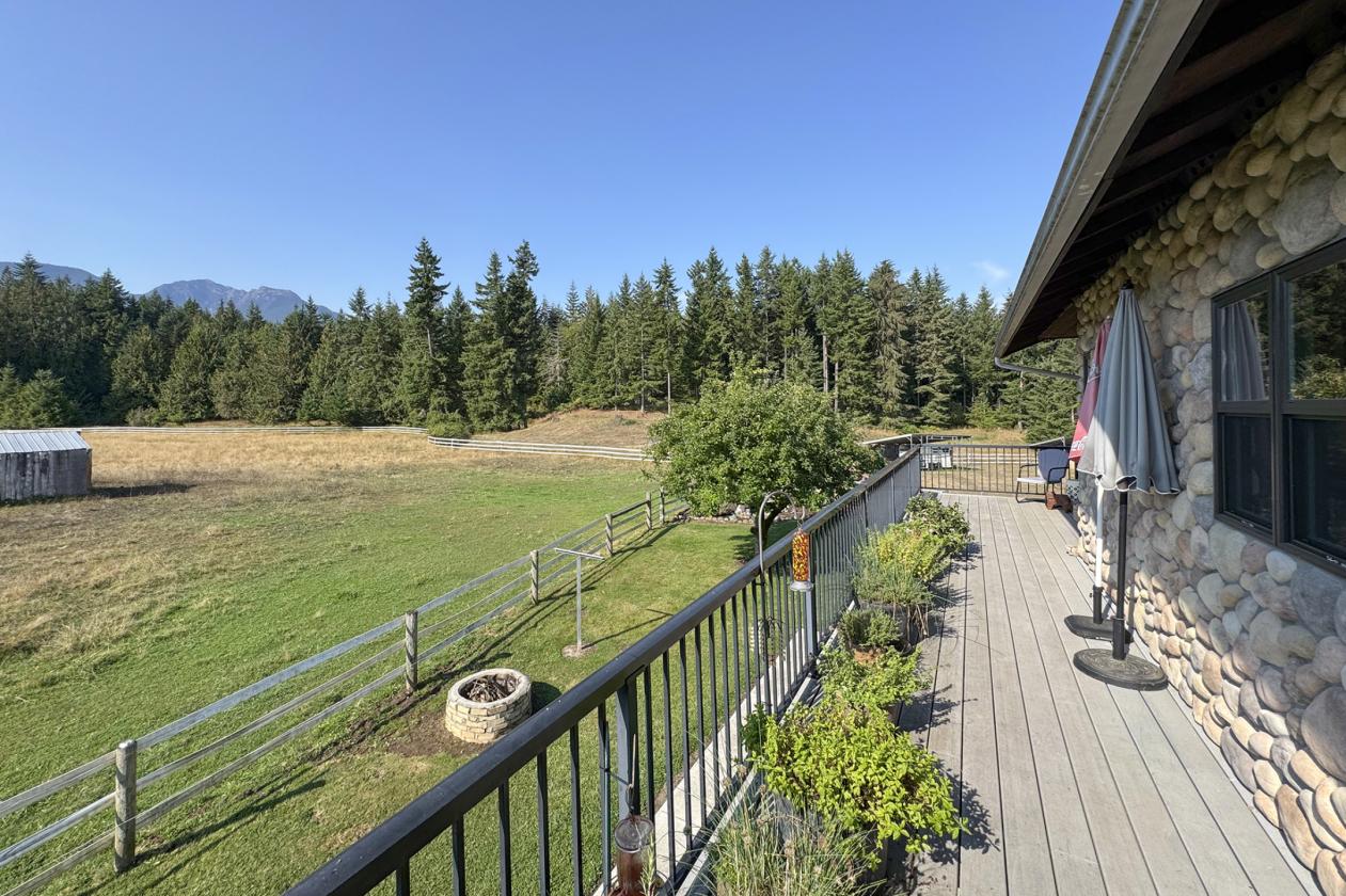 18+ Acre Turn-Key Ranch With Mountain Views - photo 10