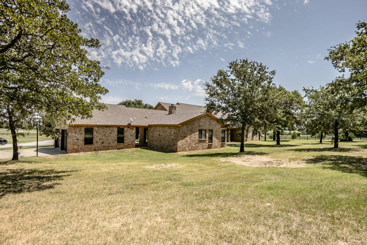 NORTH TEXAS Equine Ranch AND DREAM HOME Bowie, Montague County, Texas