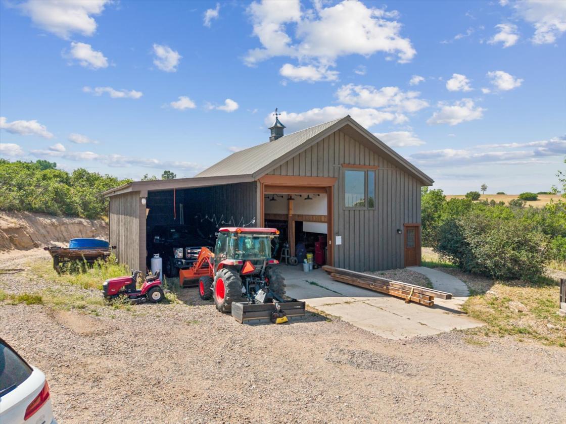 Private oasis on 15 acres 10 minutes from town - photo 7