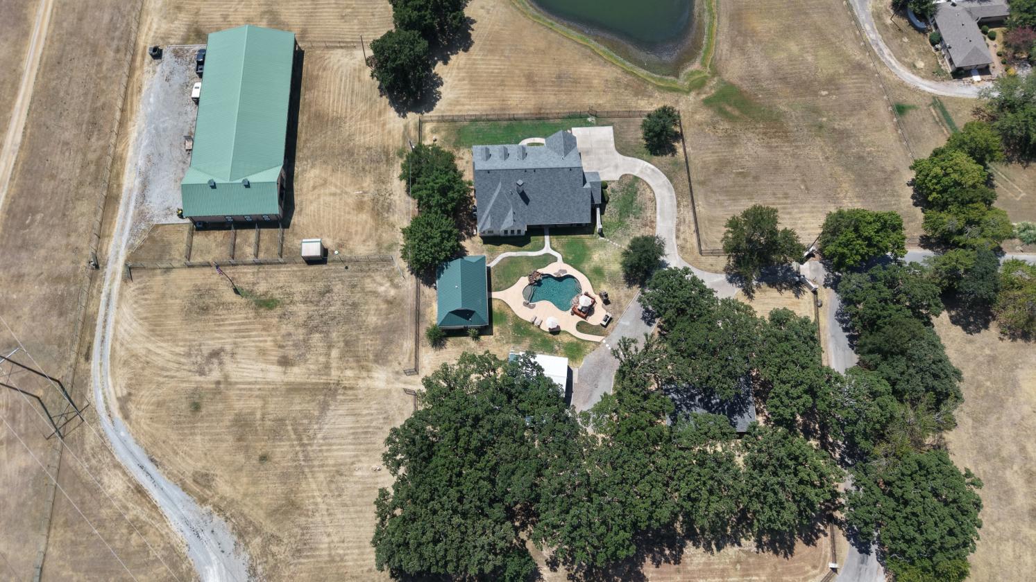 18 Acres, 3 Barns, Training Arena, 3 Residences - photo 2