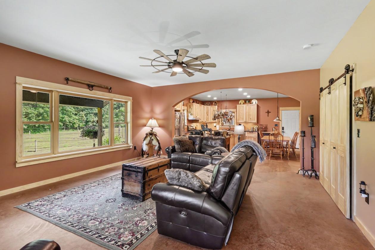 Gorgeous home with equestrian amenities - photo 19