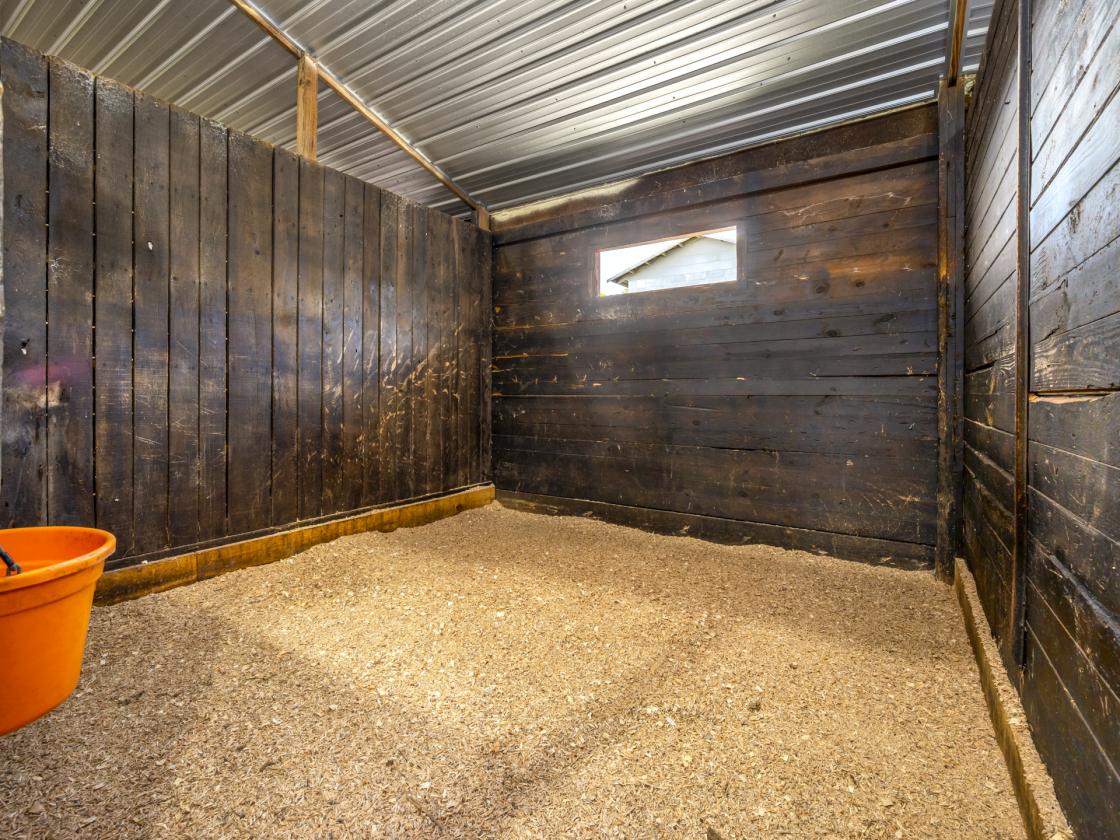 Luxury Horse Farm | 29 Stalls | Indoor Arena - photo 22