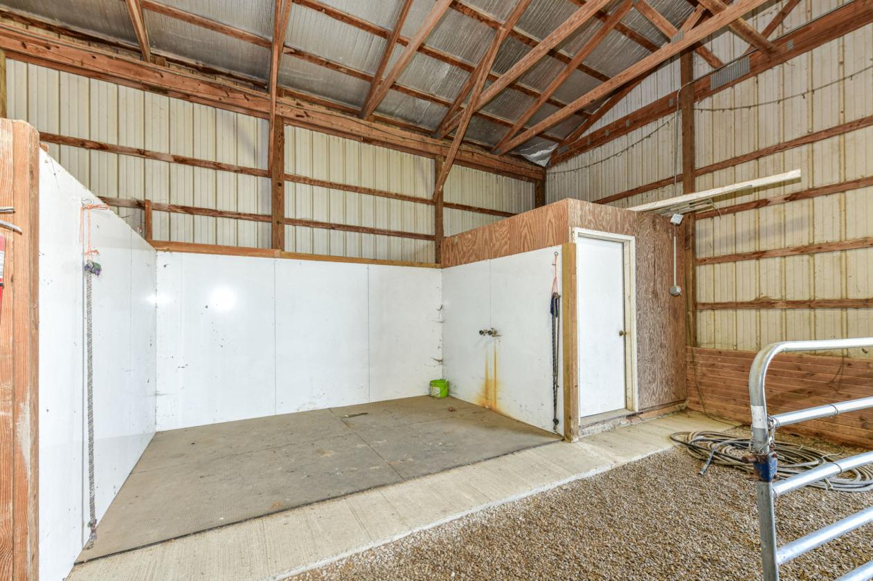 26 -Ac Horse Facility - Apartment, Lounge, etc - photo 19