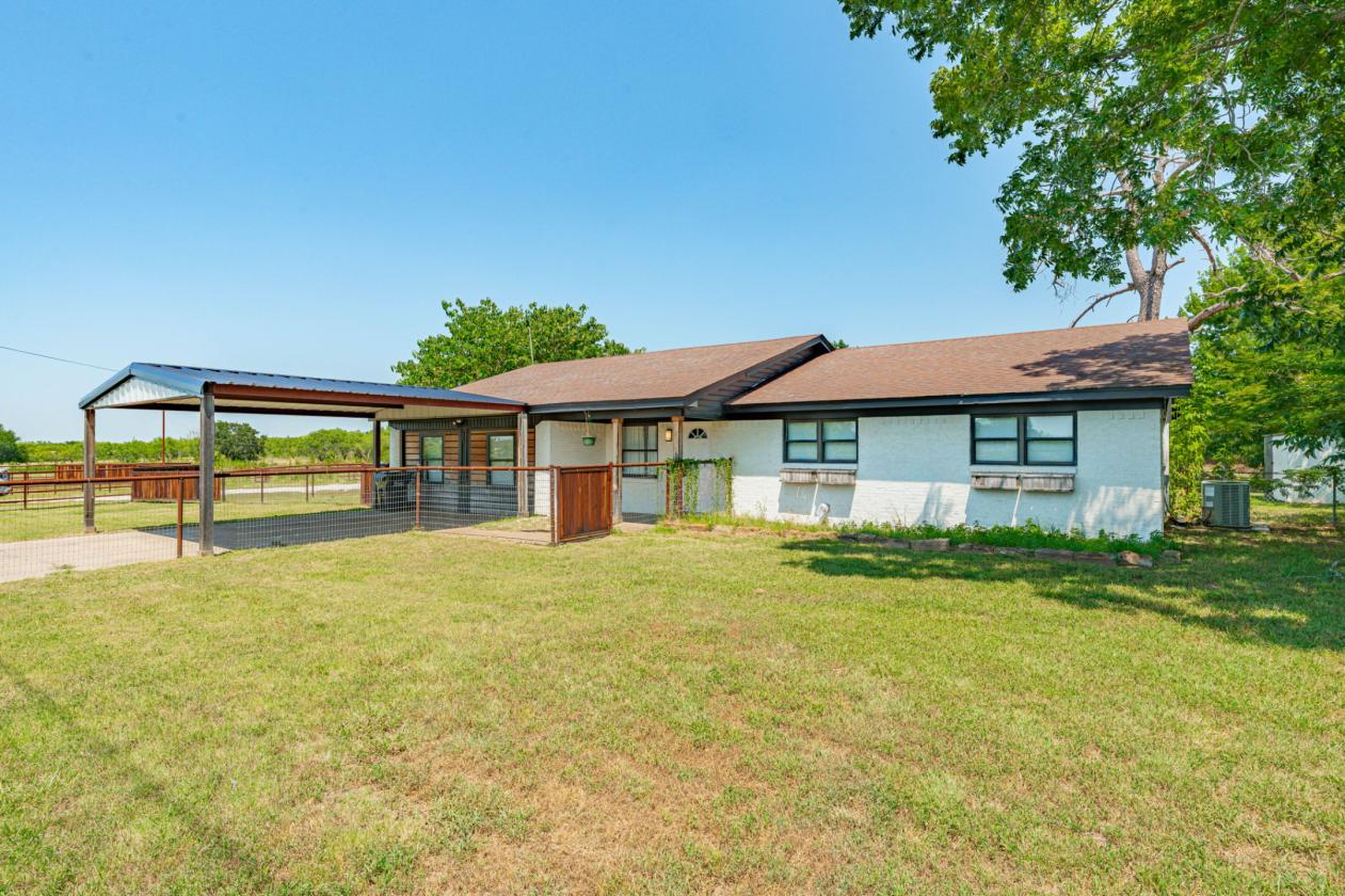 Fully Furnished Horse Property - Arena - Pool - photo 4