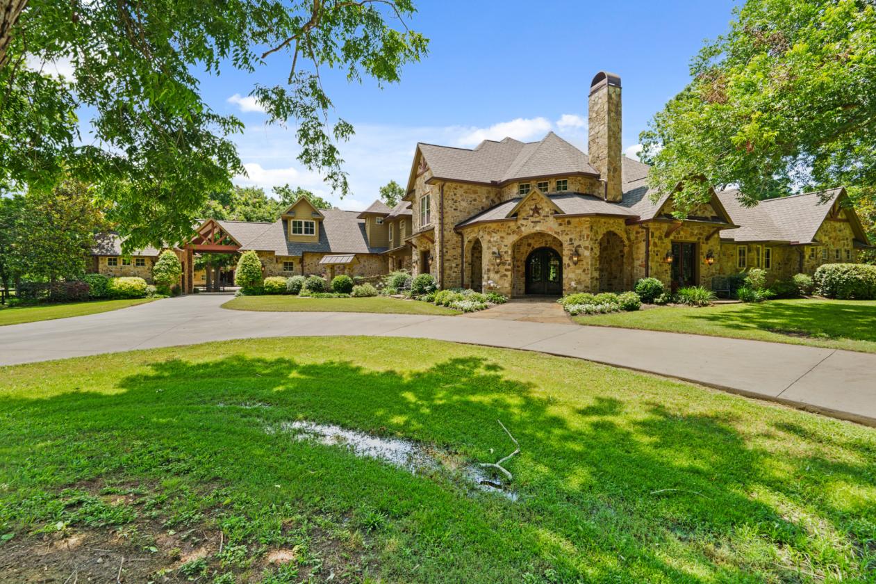 Extraordinary Estate on 7.8 Acres, 6-Stall Barn, & Dressage Arena - photo 8