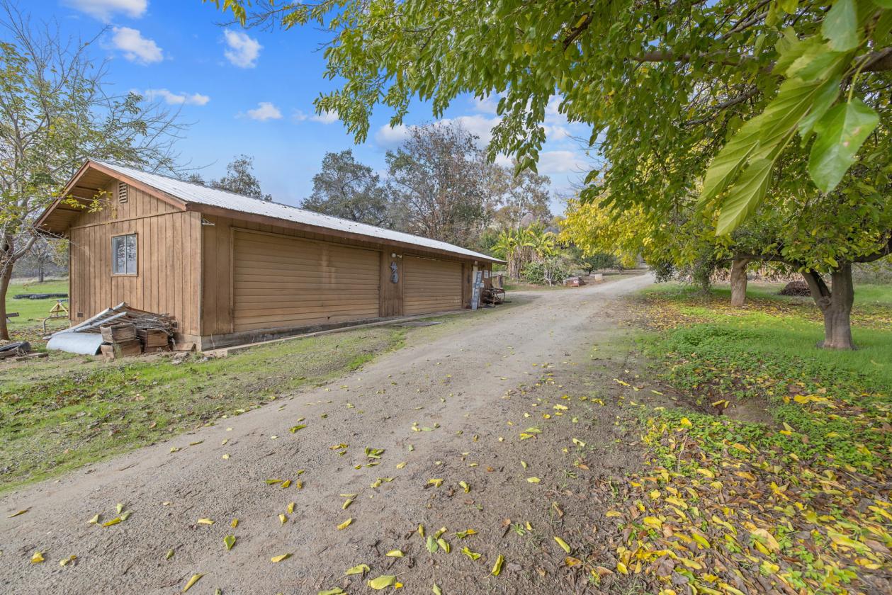 200 acres, two Harry Gesner homes, foothills - photo 26