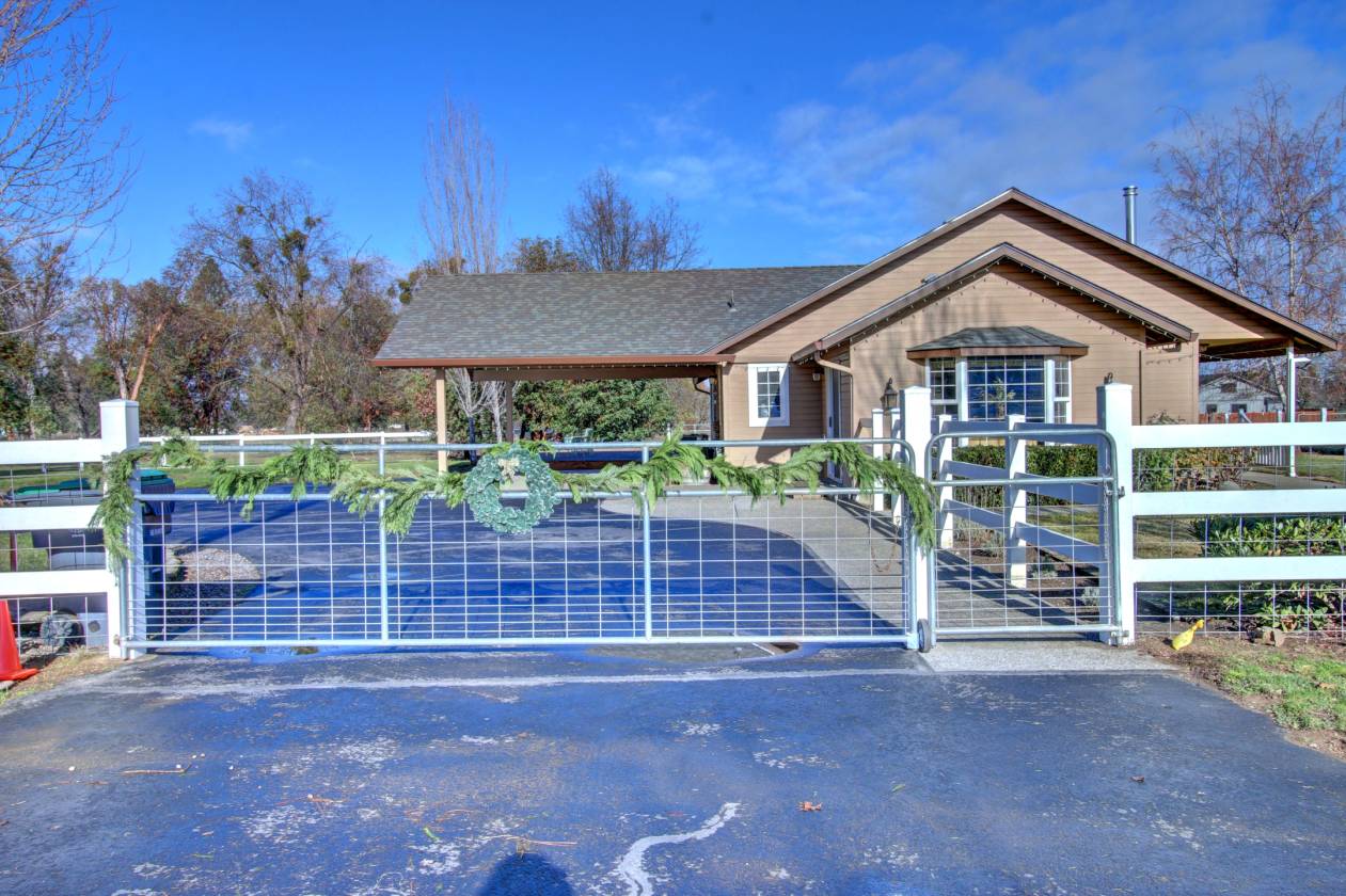 Southern Oregon Equestrian Estate Medford, Jackson County, Oregon
