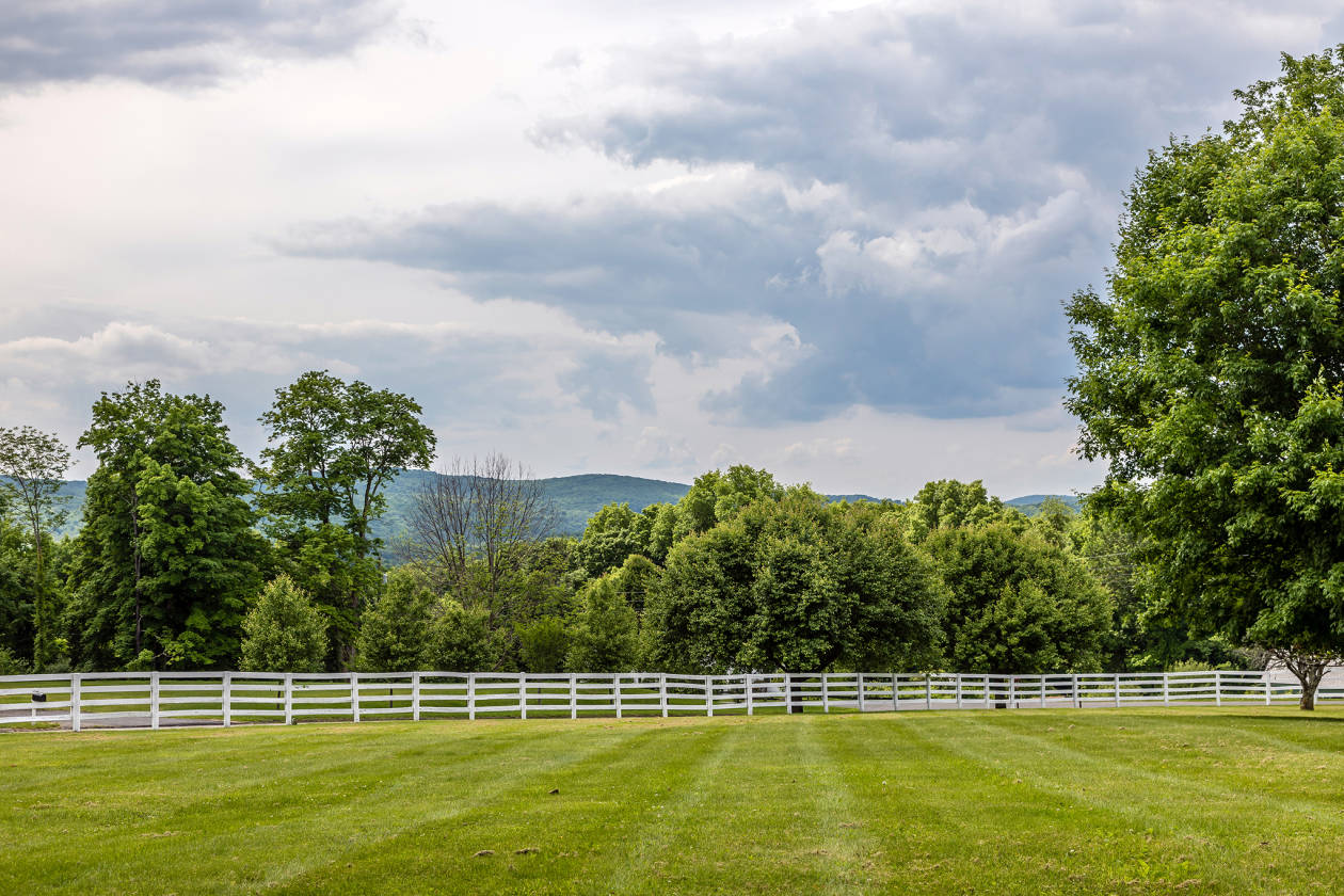 Pleasant View Farm 10 Acres with Barns & Landmark... Sherman